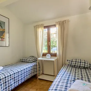 https://nice-apt-for-4-with-terrace-and-pool.fr-provencehotel.com
